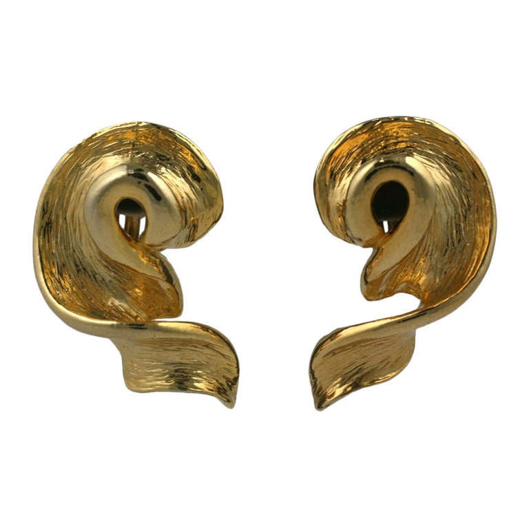 Boucles d'oreilles modernistes en or torsadé en vente