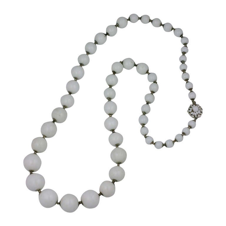 Miriam Haskell, collana lunga con perline graduate in vetro al latte in vendita
