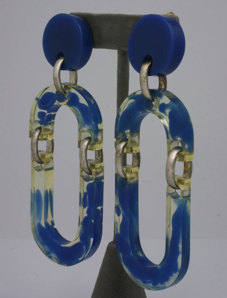 Oversized Italian resin long earrings, clear lucite infused with deep blue, articulated with silvered metal links. Clip back fittings. 1960's Italy.
Length 4.75