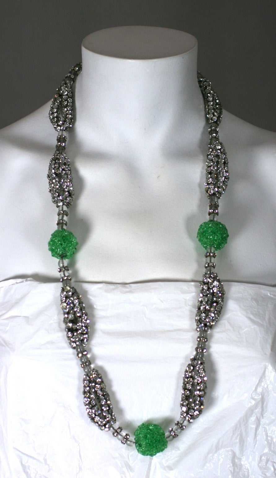 French Art Deco Paste and Givree Glass Bead Sautoir In Excellent Condition For Sale In New York, NY