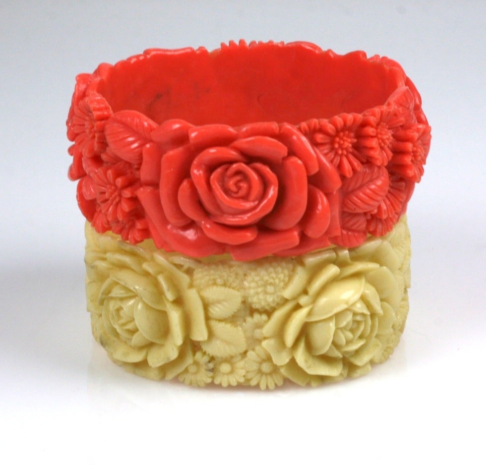 Paire de larges bracelets roses en celluloïd de style déco, fabriqués au Japon dans les années 1920. L'un est en ivoire et l'autre en faux corail avec une ornementation de roses en haut-relief. 
Japon des années 1920. Excellent état. 1,25