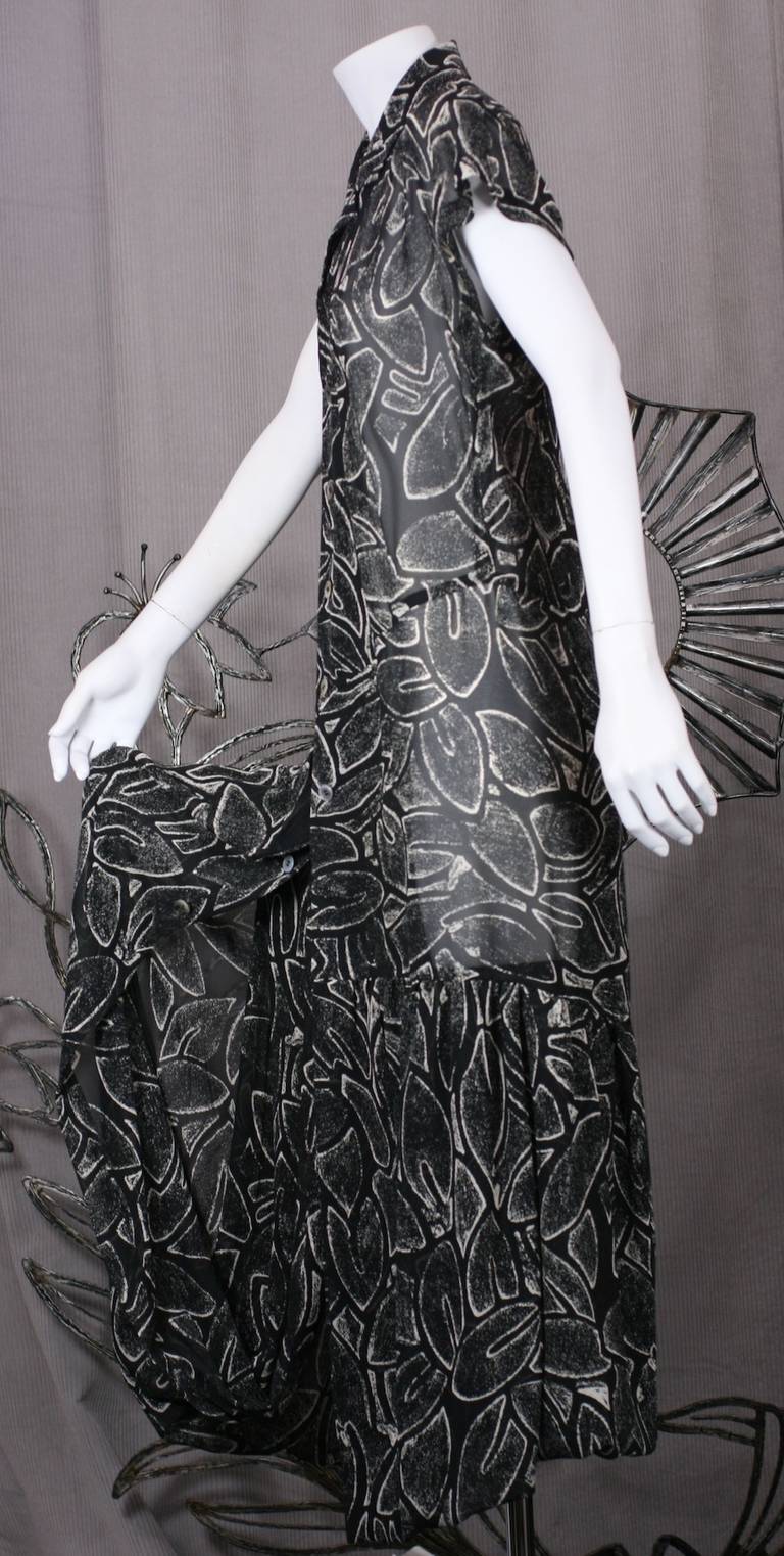 Frühes Hemdkleid von Comme des Garcons aus grafischem, schwarz/weißem, blattbedrucktem, durchsichtigem Georgette mit ungewöhnlichen Nähten, Rüschen und doppelten Säumen, die beim Gehen einen Balg bilden. Der Saum ist assymetrisch und der doppelte