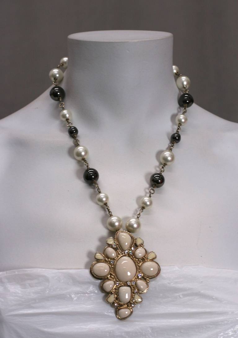 Ciondolo Chanel con perle e smalto In condizioni ottime in vendita a New York, NY