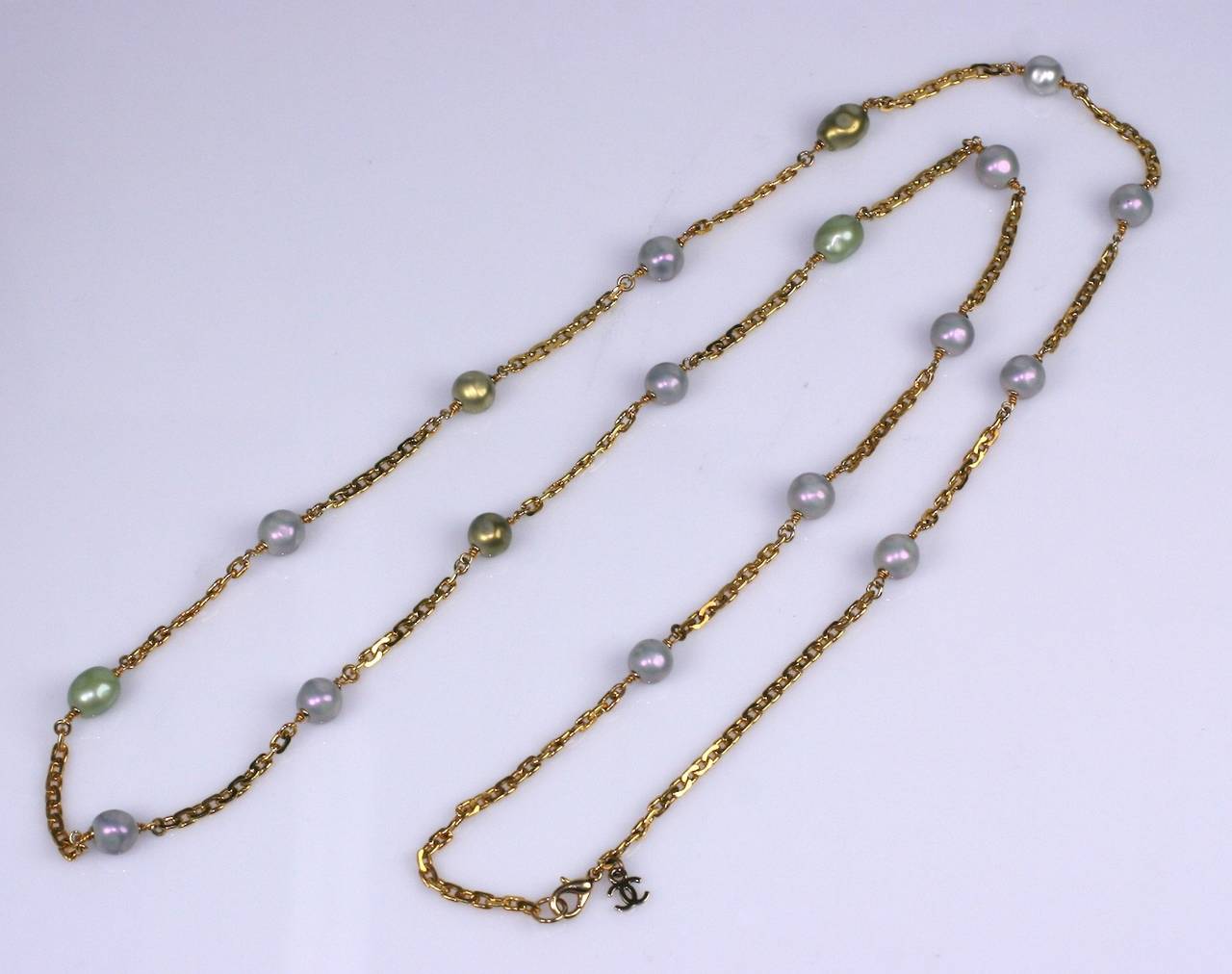 Chanel Sautoir mit fliederfarbenen und zeladonfarbenen Perlen, handgefertigt von Maison Gripoix. 
Handgefertigte lilafarbene und keladonfarbene Kunstperlen sind von Hand auf die vergoldete Bronzekette gewickelt. Schließt mit Karabinerverschluss und