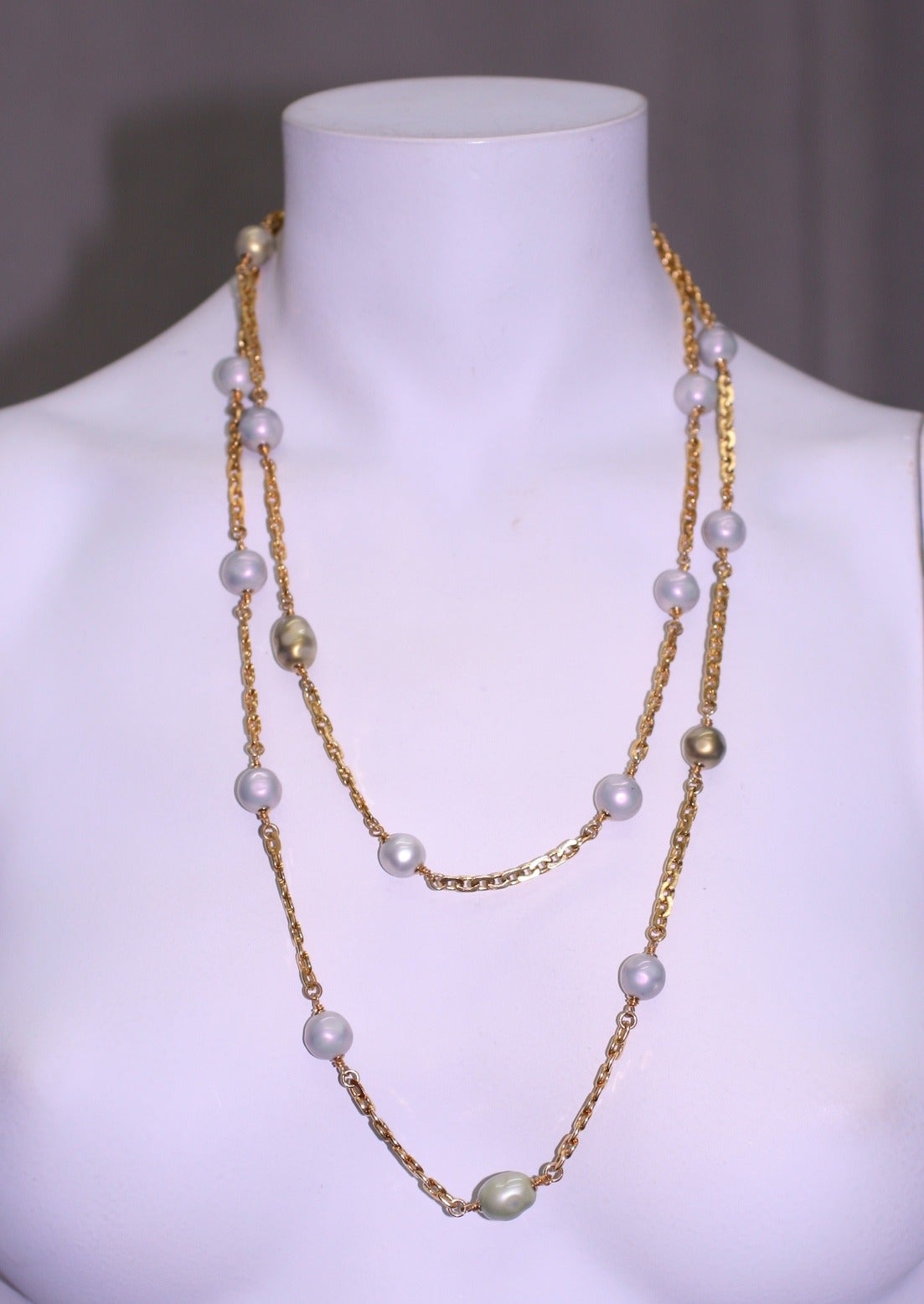 Donna Sautoir Chanel con perle lilla e celeste in vendita