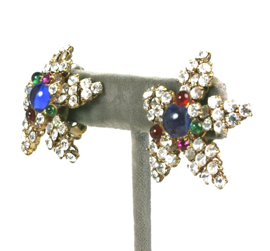 Attraktive Maison Gripoix für Chanel Pave Star Ohrringe handgefertigt in Frankreich um 1950. Die Fassungen sind stufenweise gelötet, so dass die Sterne das Ohrläppchen sanft umschließen. Gegossene Glasakzente in Saphir, Rubin und Smaragd bilden