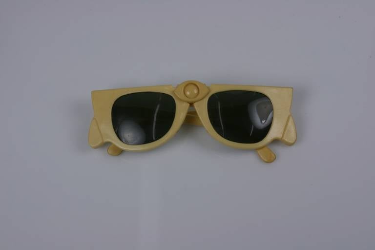 Ungewöhnliche faltbare Zelluloid-Sonnenbrille aus den 1950er Jahren. 
 5.5