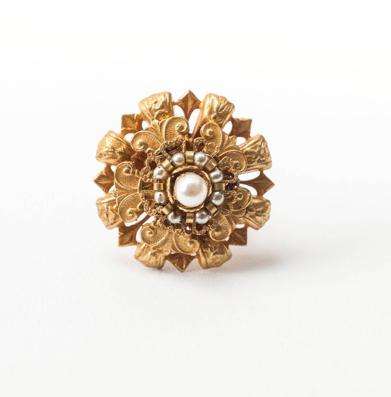 Miriam Haskell flowerhead ring of Russian Gilt filigree with signature faux baroque and smooth pearl embroidery. Adjustable band.
1950's USA. Excellent condition.
Height  1/2