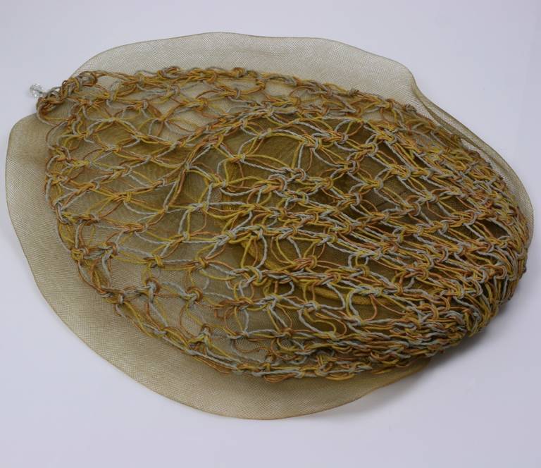 Grand et inhabituel chapeau d'été en gros-grain des années 1940 par John Frederics, New York. Le macramé noué à la main embellit une casquette coiffée de crin de cheval. Un seul cristal pend à l'extrémité avant du chapeau pour donner de l'accent.