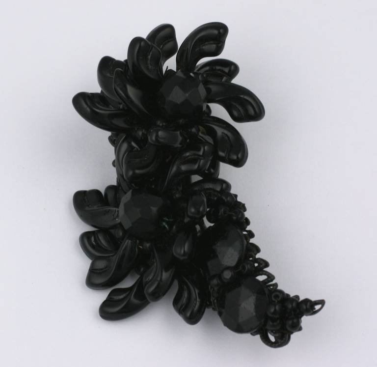 Broche feston de Miriam Haskell, de style victorien, en jais et perles de pétales en pate de verre noir, montées sur métal japanné. Années 1950, USA.
Longueur : 2.75