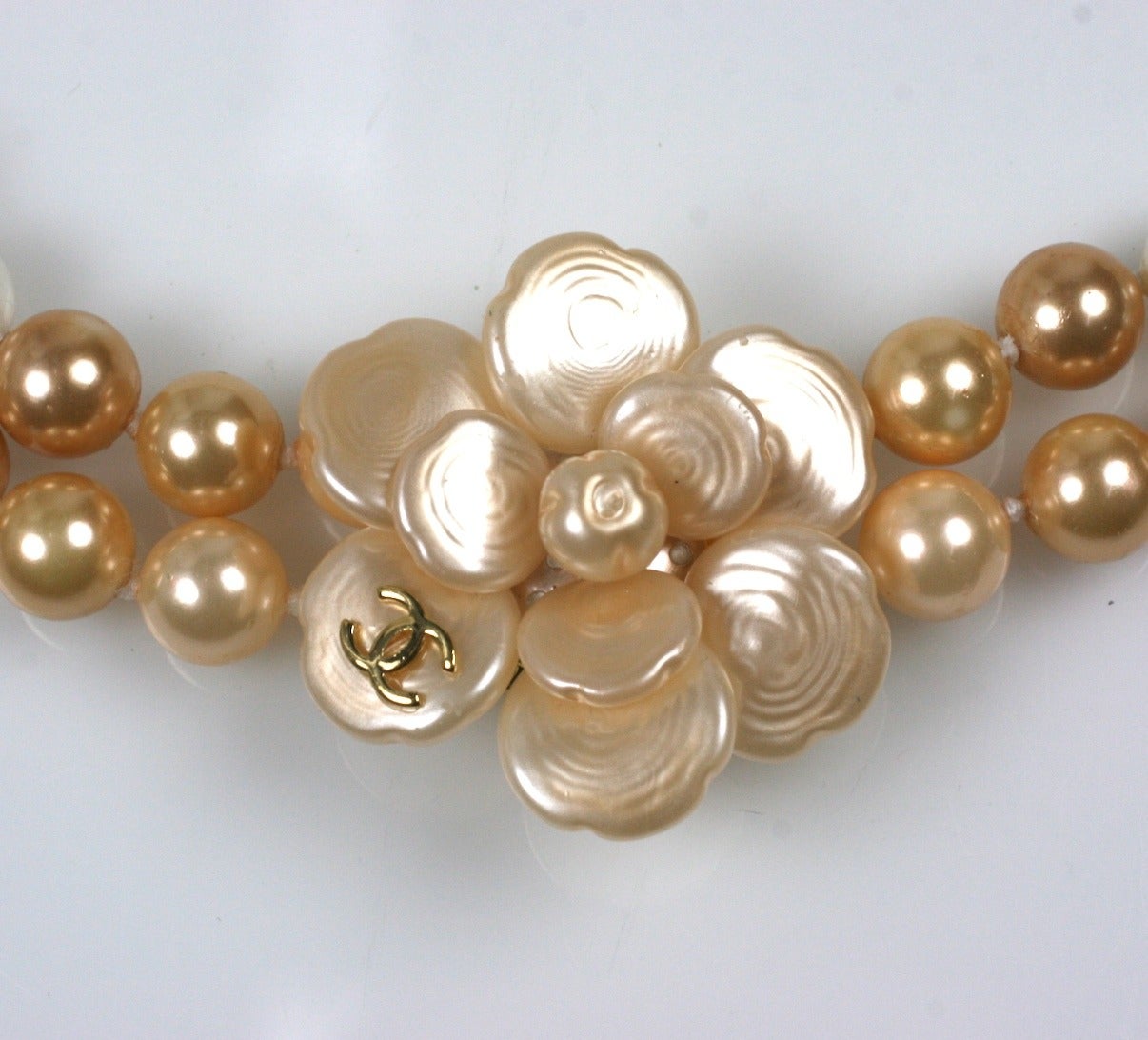 Camélia Chanel sur perles Ombre avec fermeture au centre du dos. deux rangs de fausses perles se coordonnent magnifiquement avec le camélia en verre fabriqué à la main par Gripoix, avec le logo 