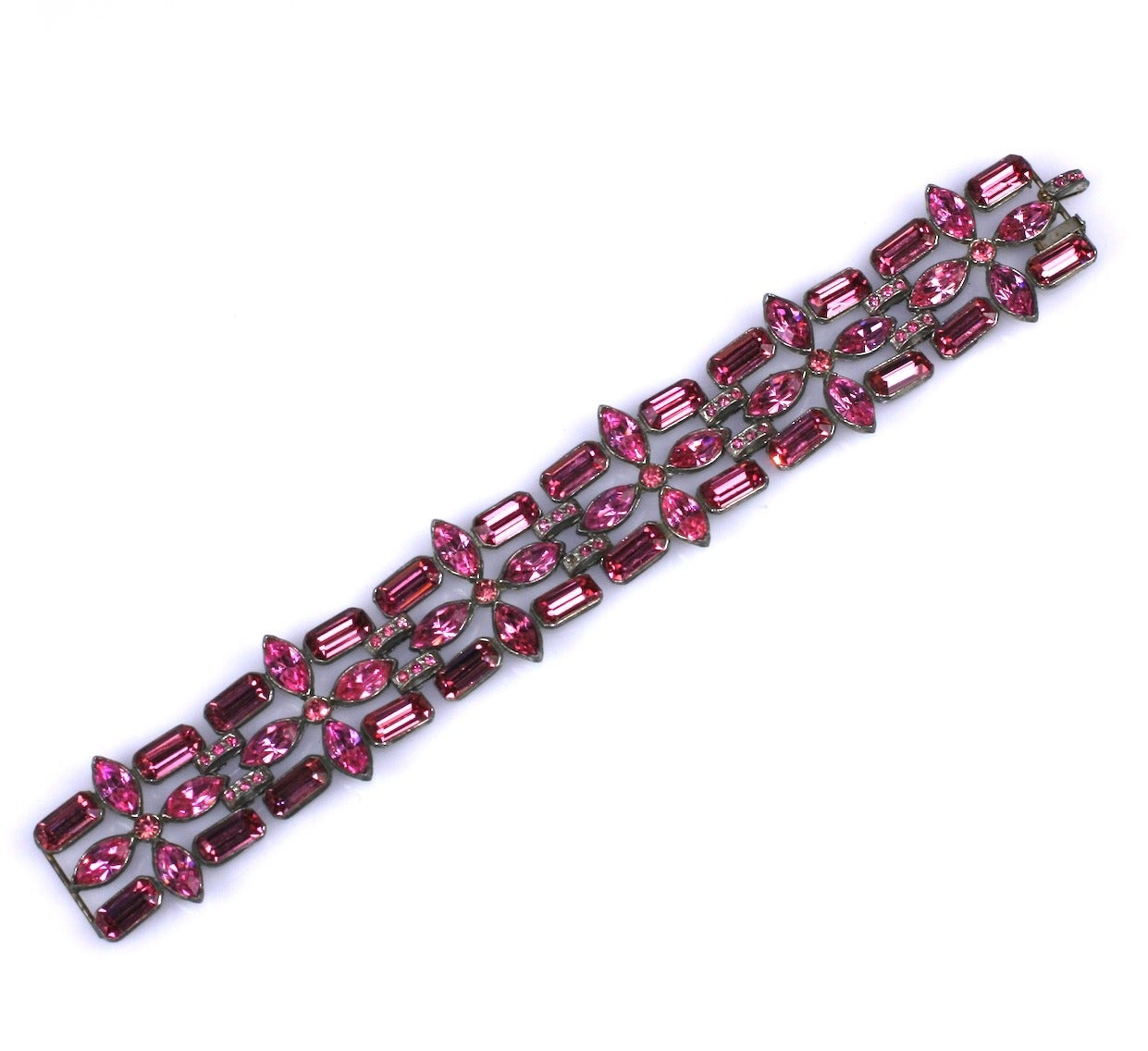 Bracelet en cristal Swarovski Eisenberg Fuschia composé de pierres de forme marquise et bâton. Chaque pierre est sertie à la main dans sa monture métallique respective, ce qui donne un aspect 