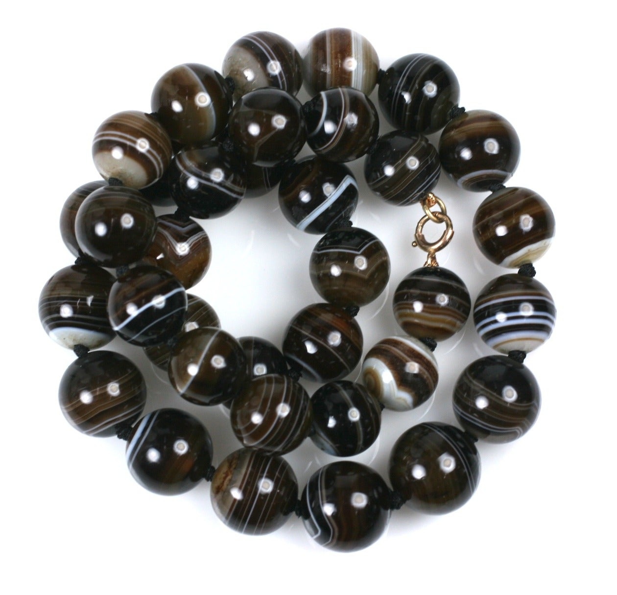 Viktorianische gestreifte Achatperlen mit schönen, klaren Streifen. Diese schönen Perlen aus der Zeit sind von 14 bis 18 mm abgestuft und werden von Hand geknüpft. 1870er Jahre UK. 22