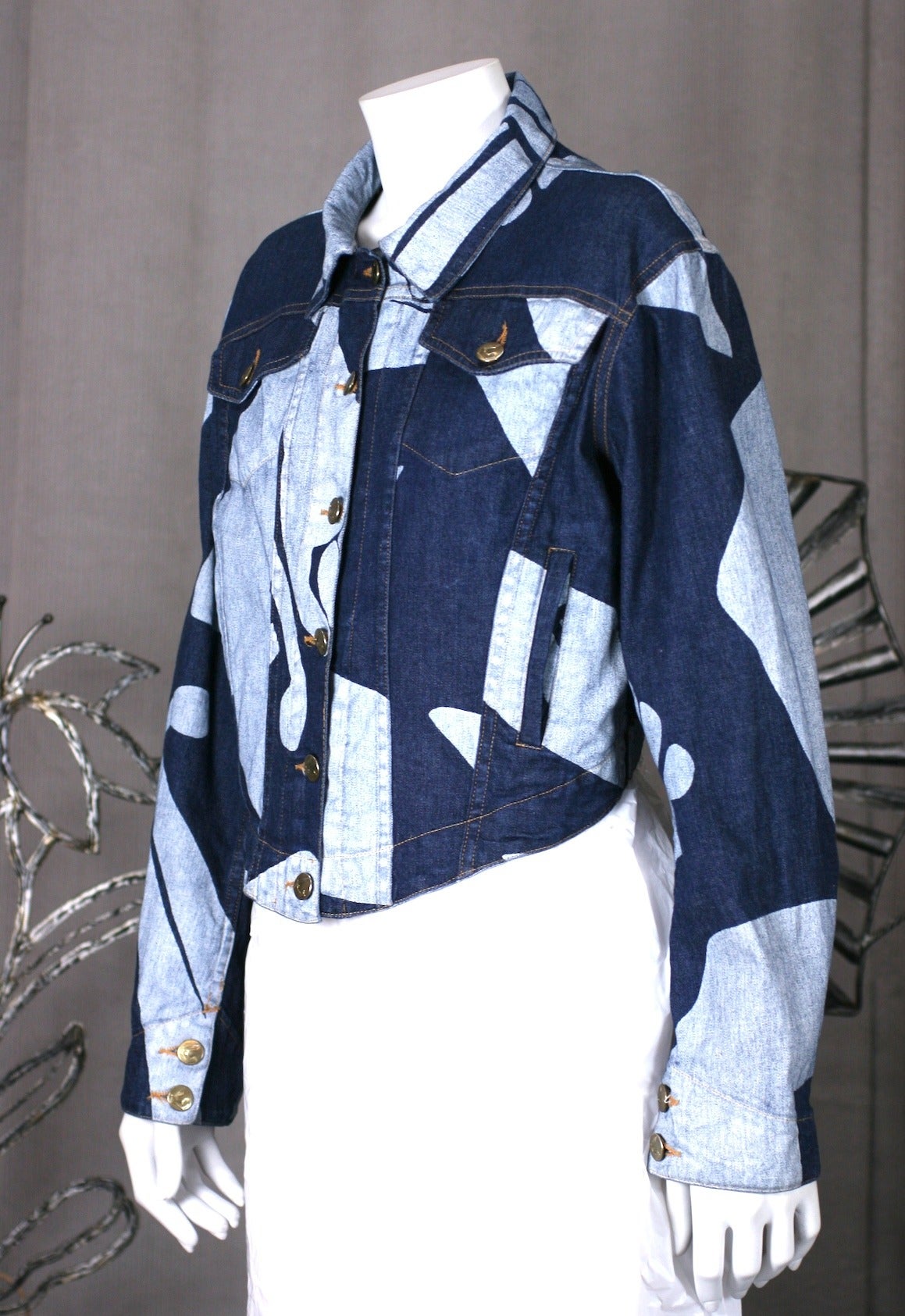 Vivienne Westwood Denim-Jacke, geschnitten mit Korsettnähten aus dem 18. Der Meister der historischen Mode lässt die Jeansjacke wieder aufleben, in einer taillierteren Form und mit einem geschwungenen Saum. Der Jeansstoff ist in Weiß mit ihrem