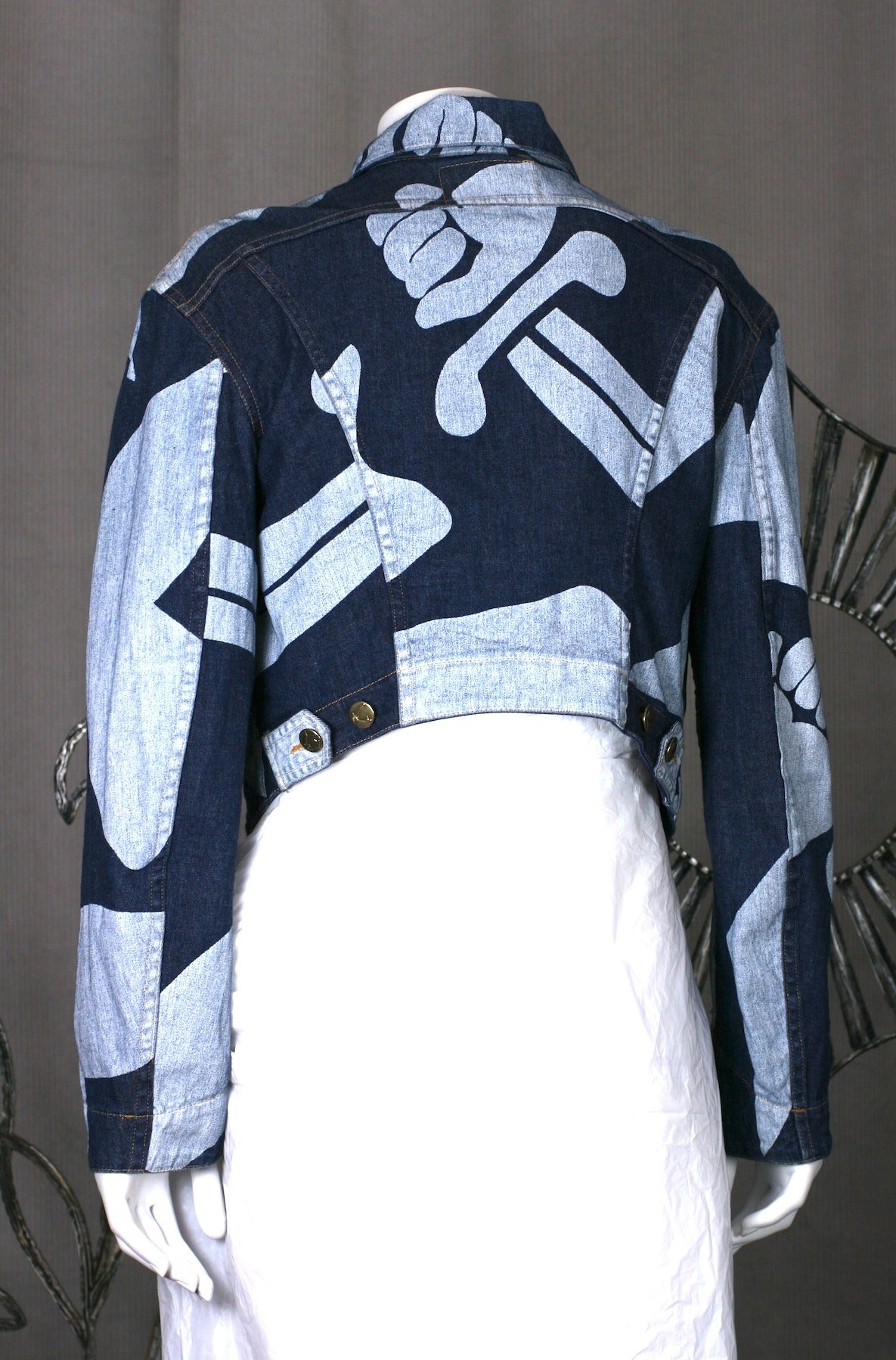 Vivienne Westwood Denim-Cropped-Jacke aus Denim mit Logodruck (Schwarz) im Angebot