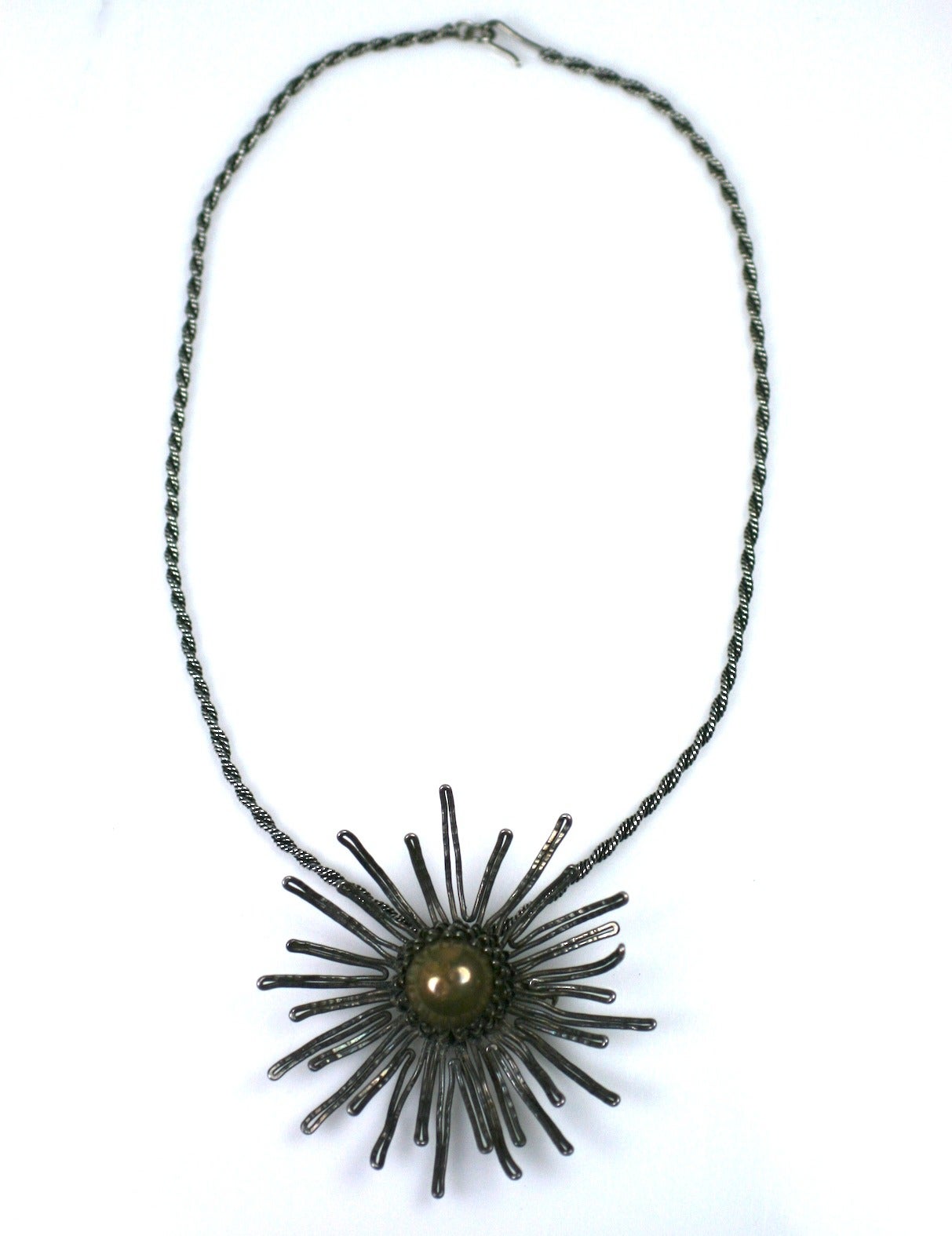 Roger Scemama, pendentif abstrait en métal argenté et cuivré, avec étoile en forme de spirale  collier broche. Entièrement fabriqué à la main en France, dans les années 1950. 
Excellent état,
Collier  L 20.75