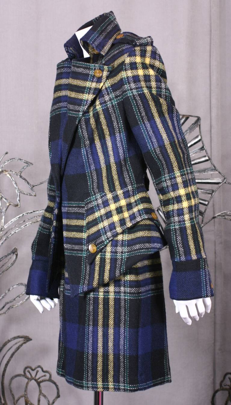 Englischer Tweed-Anzug von Vivienne Westwood mit übergroßen Schultern, Schulterklappen, Kragen, Revers und Schößchen. Tolle Jacke mit tailliertem Saum, die auch separat getragen werden kann. Übergroße Klappen verdecken die Taschen an der Taille, und
