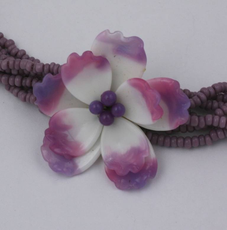 Miriam Haskell collana di fiori Old Rose color malva in pate de verre fatto a mano  petali e perline a più fili  USA anni '50. Condizioni eccellenti.
Collana di 13,50 pollici con un'estensione di 2,75 pollici,  Fiore centrale da 1,75