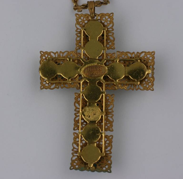 Renaissance Miriam Haskell, collier à pendentif croix en pâte de verre et turquoise en vente