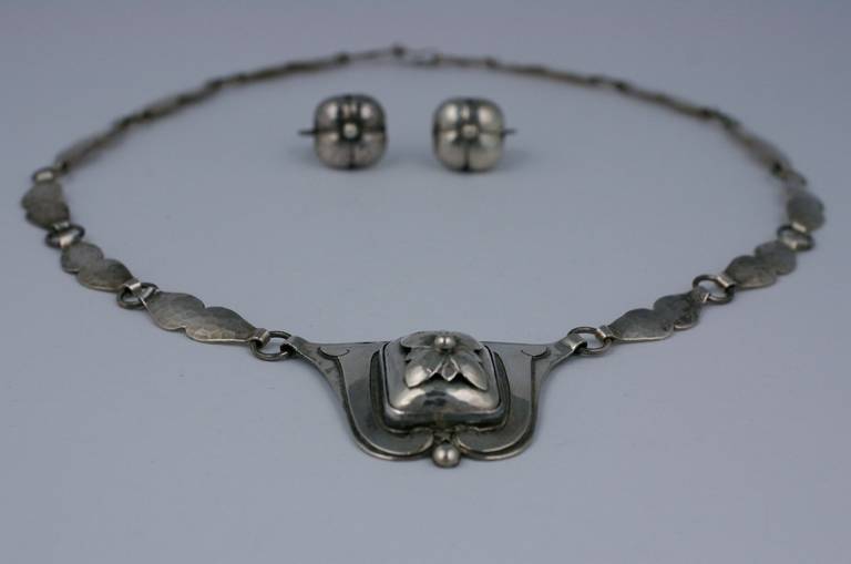 Inhabituelle suite Gorham Arts and Crafts en argent sterling. Des maillons martelés à la main sont utilisés à la fois pour le bracelet et le collier.
Le collier a un 