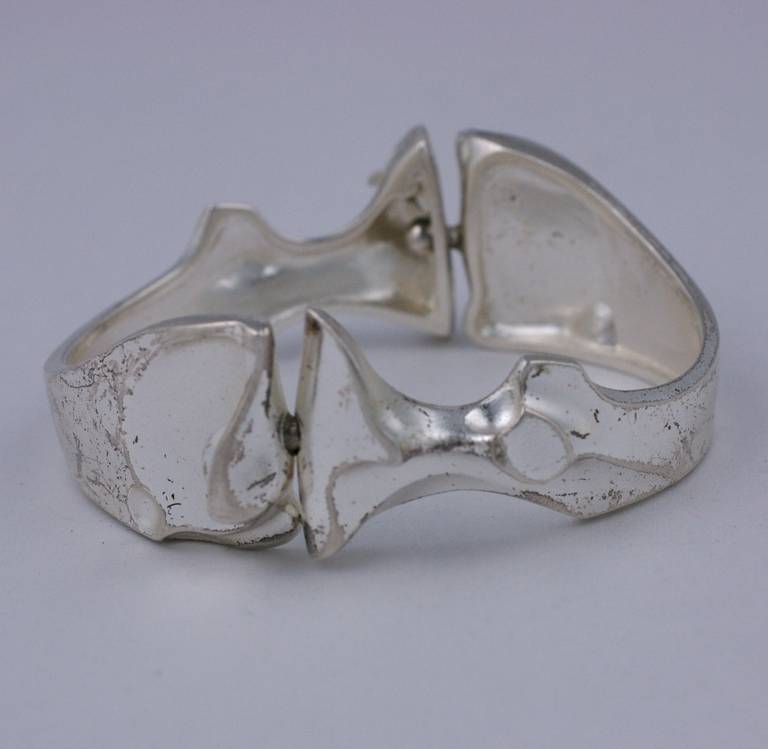 Lapponia-Sterling-Armband von Bjorn Weckstrom, finnischer Bildhauer und Schmuckdesigner aus den 1970er Jahren, mit wunderbaren biomorphen, skulpturalen Formen und Gestalten. Der Entwurf trägt den Namen 