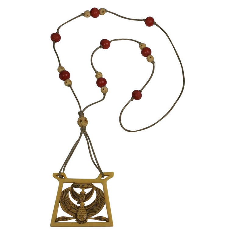 Halskette mit ägyptischem Revival-Anhänger im Art déco-Stil im Angebot