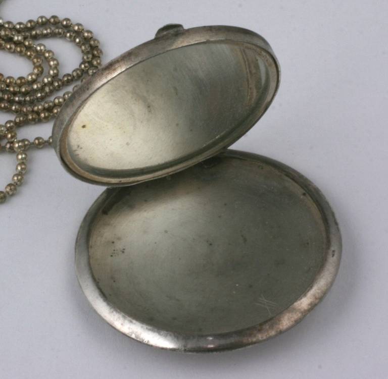 Medaglione vittoriano in argento con rosa smaltata e scomparto a specchio. Bellissima smaltatura e condizione. Il tutto su una catena a palline in sterling contemporanea che funziona molto bene insieme. Larghezza 1,6  x 29
