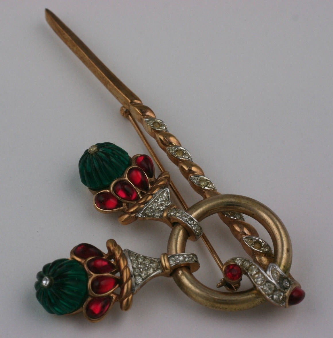 Alfred Philippe signed Trifari Jewels of India brooch.
The brooch is gold tone with ruby and fluted emerald glass cabs and clear rhinestone pave.
The dangles can move slightly along the ring as well. 1940's USA.
Excellent condition.
3-1/2