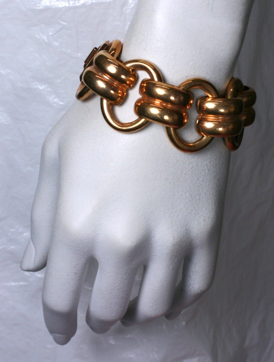 1940s Retro link bracelet in pristine gold plate, signed Windsor with a coronet...A nod to the Duke and Duchess's style. Large hollow loops with ribbed connectors. 1940's USA.
L 7.50