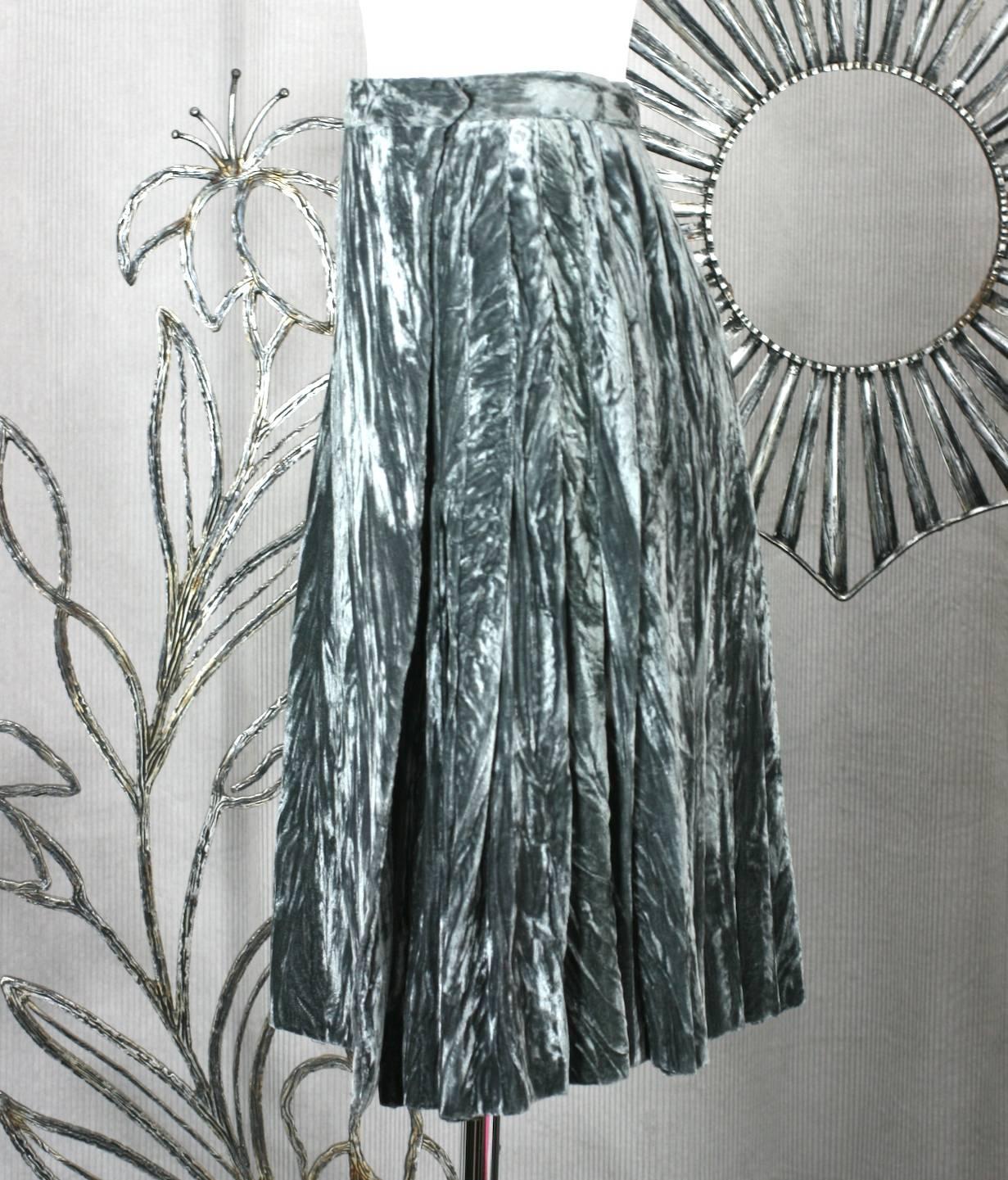 Der kultige Mini-Kilt aus gecrashtem Pannesamt von Yves Saint Laurent. Saint Laurent hat einen seiner Lieblingsstoffe für den Abend genommen und ihn für den Tag in Form eines gewickelten schottischen Kilts neu interpretiert. Vorne flach, mit Biesen