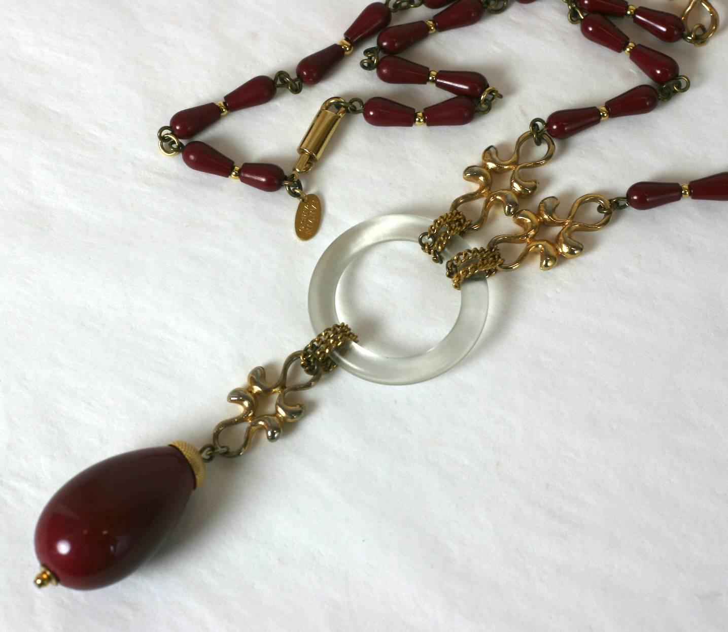 Lanvin Collier à pendentifs style déco en perles de bakélite, lucite et métal doré. 
la France des années 1970.  chaîne de 30 pouces, pendentif de 4 pouces x 1,25 pouce. 
Très bon état. 