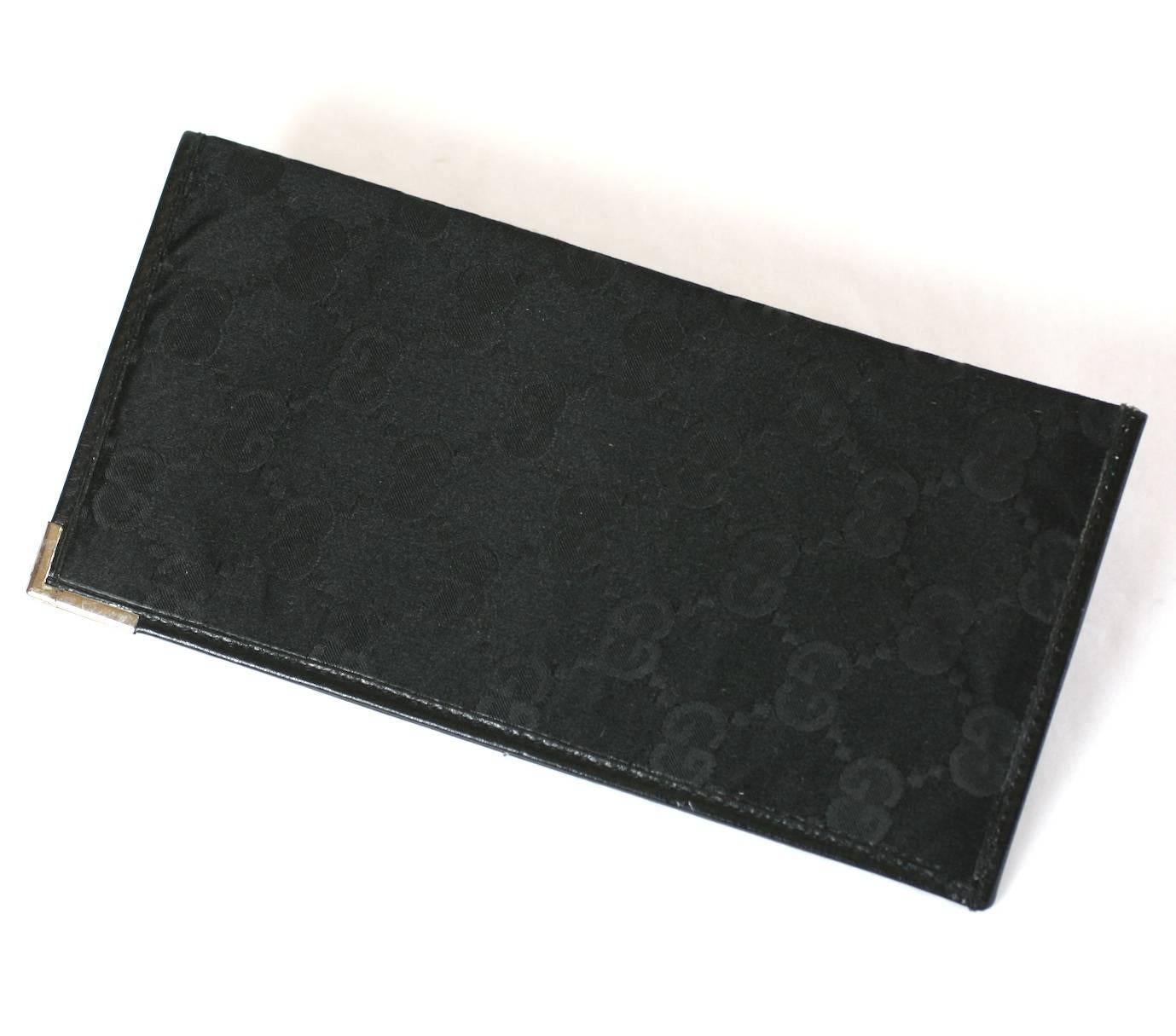 Gucci Silk Satin Logo Fold mit einer mit Sterling beschlagenen Ecke, um Bargeld oder Papiere auf elegante Weise aufzubewahren. Der Stoff mit dem Logo 
