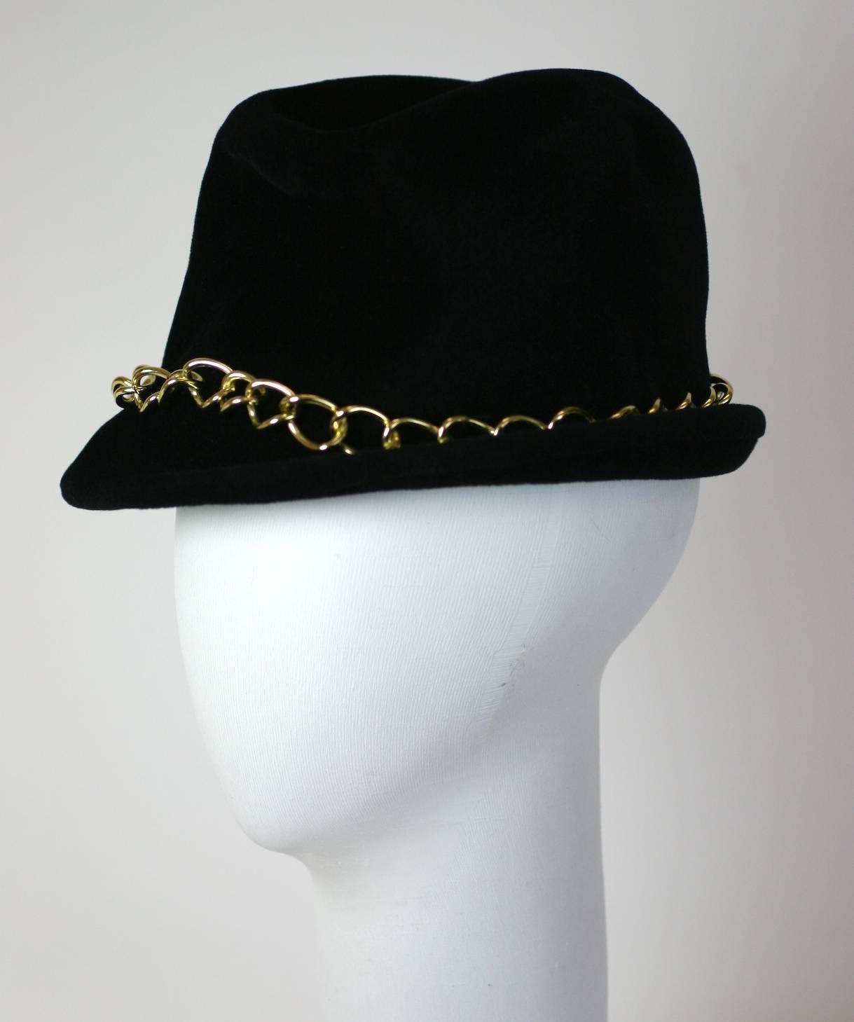 Norman Norell rare beaver felt fedora hat. Decorated with a gilt linked chain band. Excellent condition. 1960's USA. 

Brim Width 2