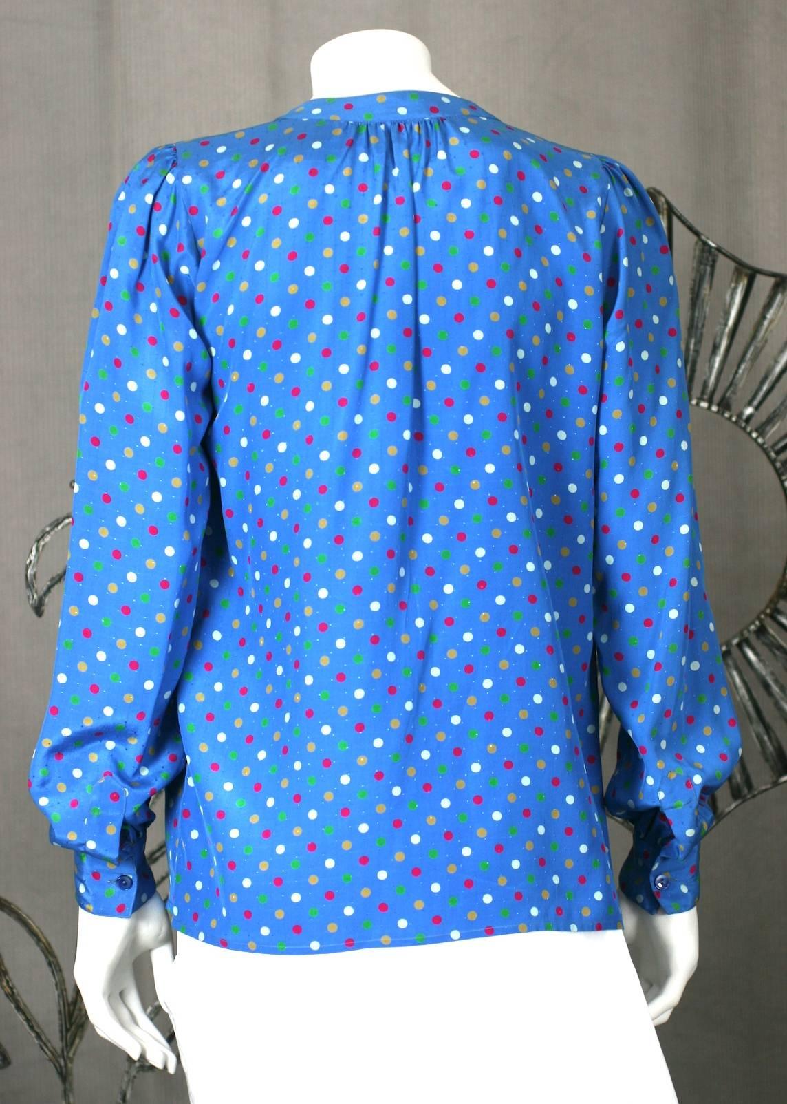 Yves Saint Laurent gepunktete Bluse mit Schleife (Blau) im Angebot