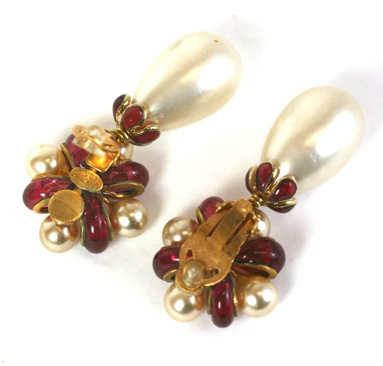 Chanel Boucles d'oreilles avec nœud papillon en pâte de verre rubis, Gripoix Pour femmes en vente