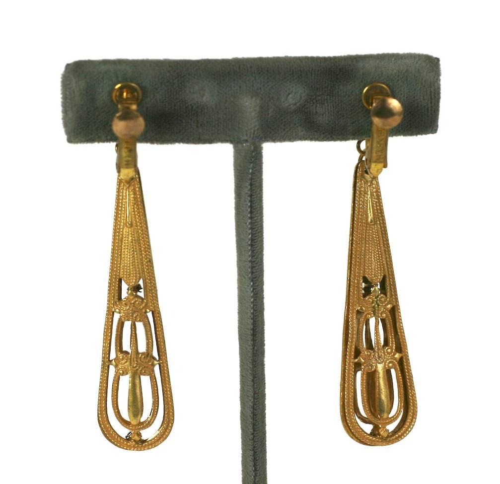 Orecchini Miriam Haskell Signature Russian Gilt Victorian Revival con filigrane lunghe incise dietro e dietro. Accessori a clip. Anni '60 USA.  Condizioni eccellenti. Lunghezza 2,75