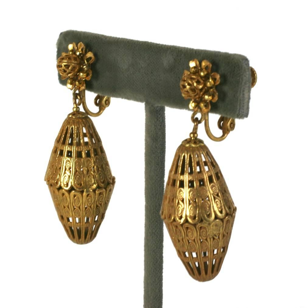 Miriam Haskell, orecchini pendenti in filigrana Etruscan Revival con doratura russa firmata. Accessori a testa di fiore con centri in filigrana e decorazioni in perline dorate sfaccettate. Raccordi a clip. Ottime condizioni. Anni '50 USA.