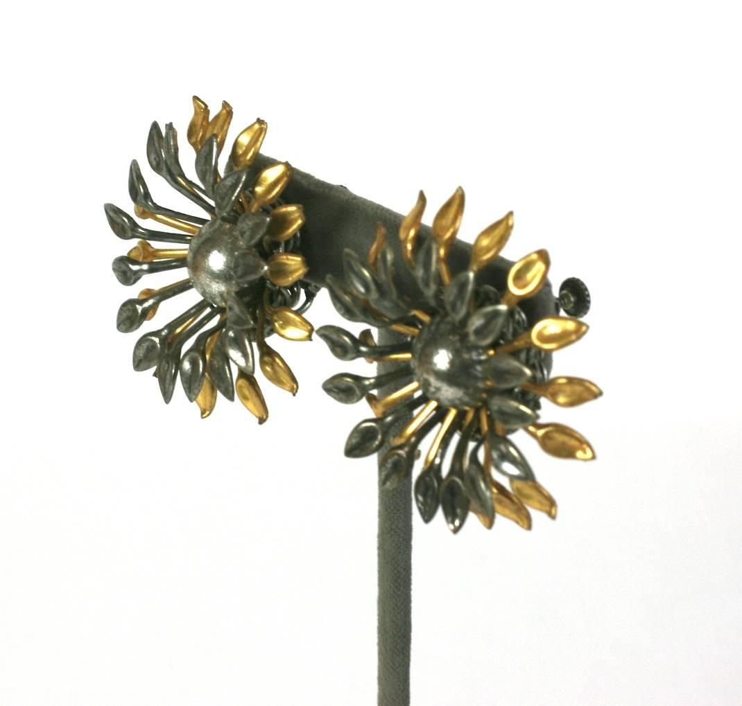 Broches de oreja Miriam Haskell de gran sol de plata dorada envejecida y radios dorados rusos de la firma. El cabujón focal de plata dorada antigua, los radios solares de oro y plata dorada varicolor. Años 40, EE.UU. Accesorios con clip. Excelente