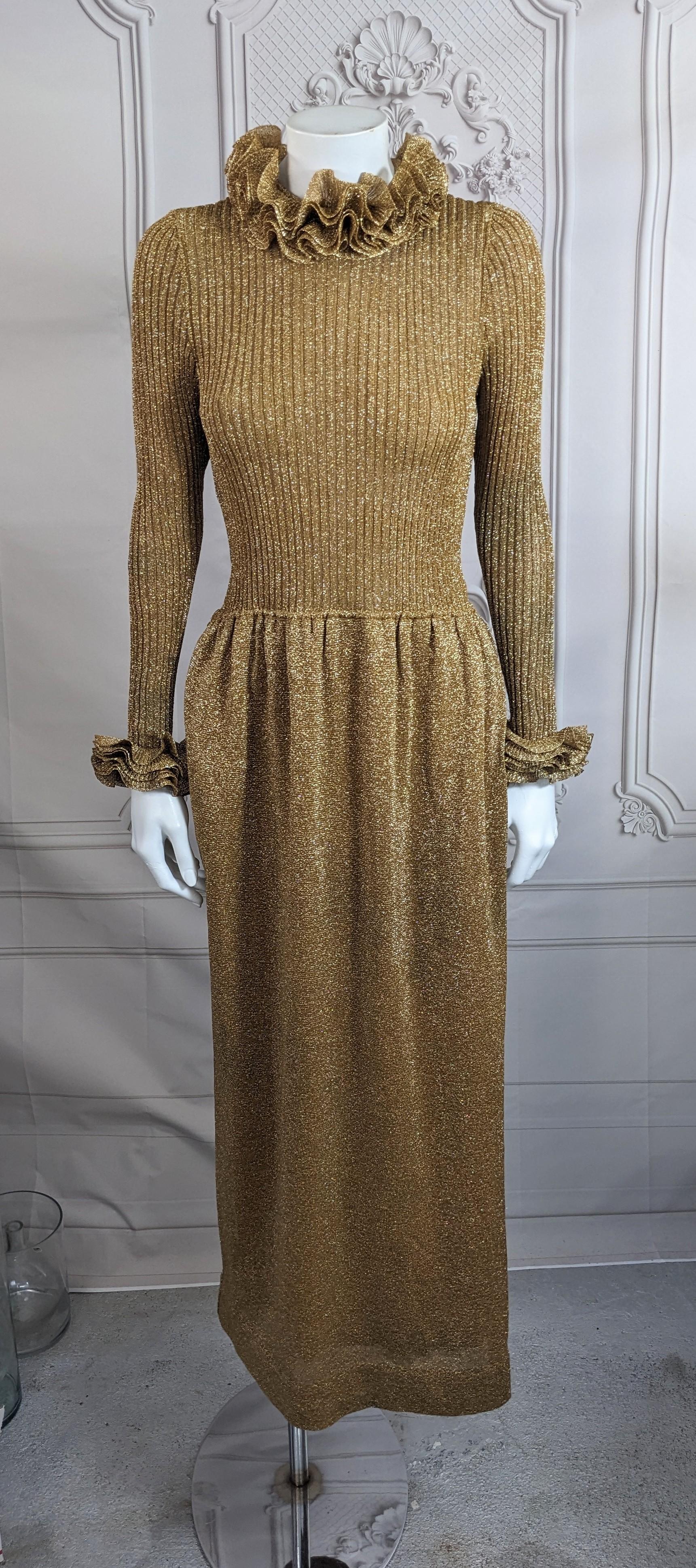 Eleganza dell'abito Rudi Gernreich in maglia lurex oro con volant dell'autunno 1968. Ruff in lurex e polsini a balze. Senza etichetta, realizzato per Harmon Knitwear. Dimensioni ridotte. Ingresso con zip sul retro. Il corpetto è a coste e la gonna è