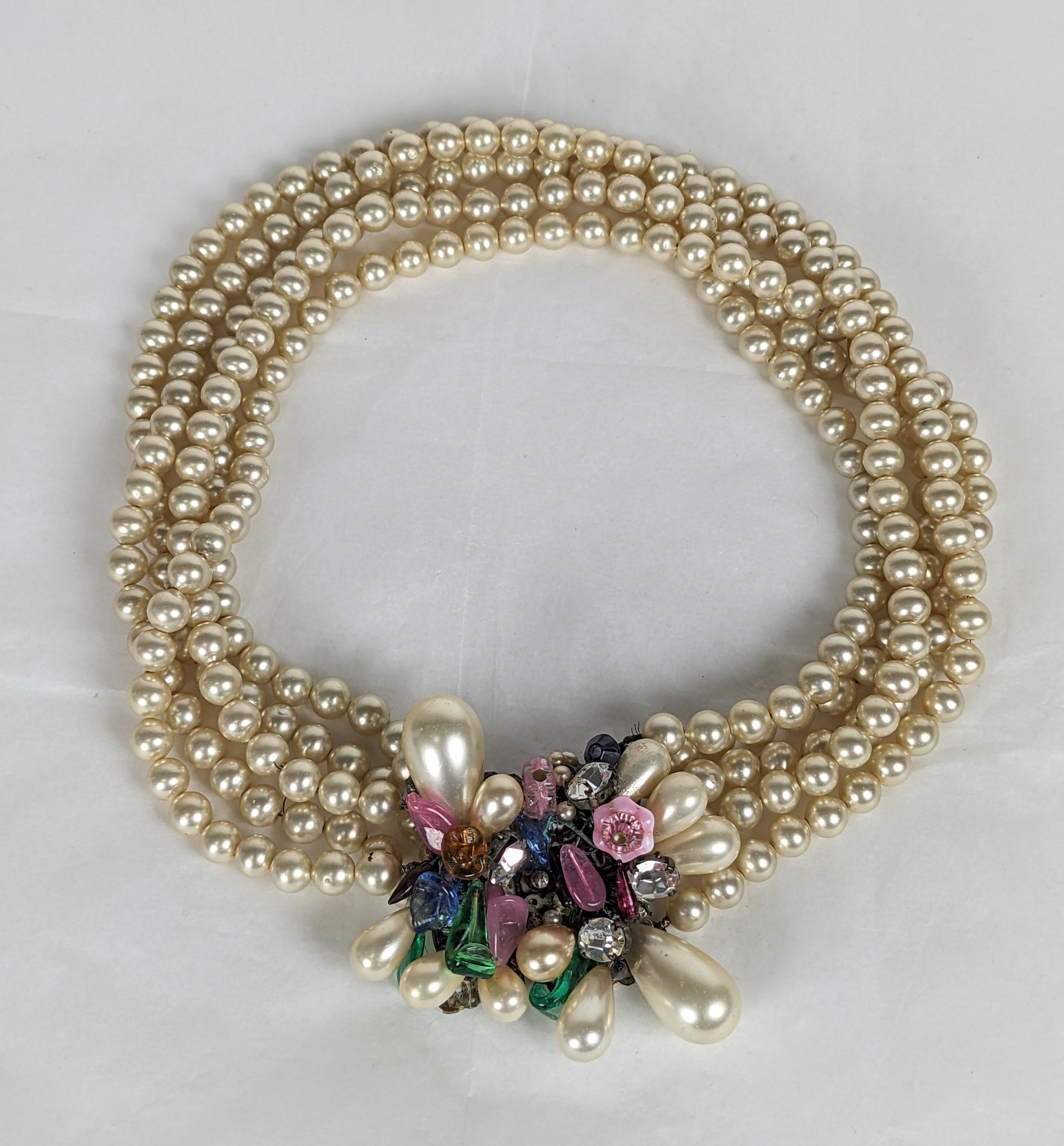 Straordinaria collana di perle Louis Rousselet degli anni '50 in Francia. Chiusura elaborata con petali di vetro Gripoix colorati e versati a mano, stami e cristalli mescolati con perle finte a più fili. Marchio 