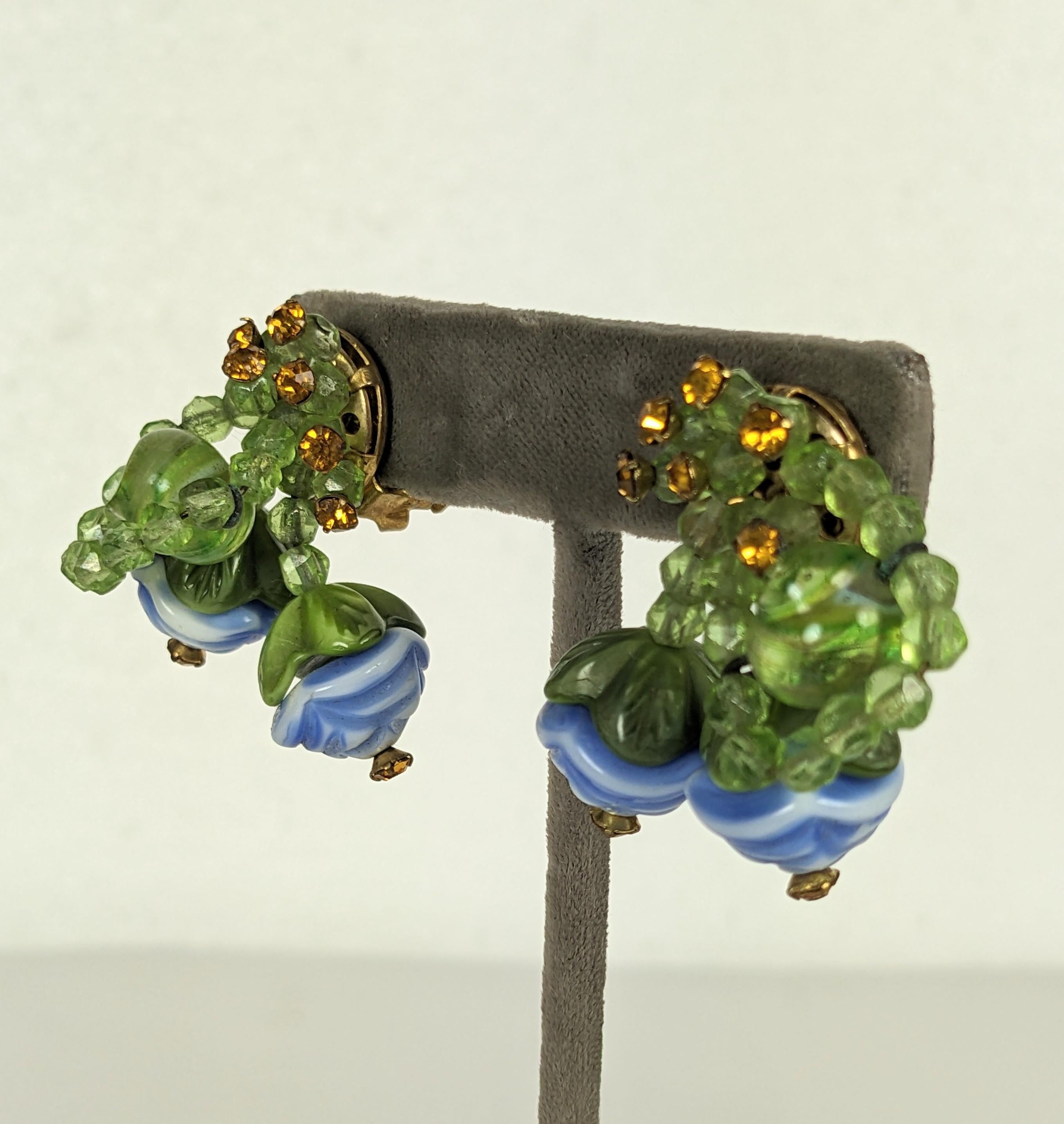 Hattie Carnegie, fermagli per orecchie a testa di fiore in vetro artistico In condizioni ottime in vendita a New York, NY
