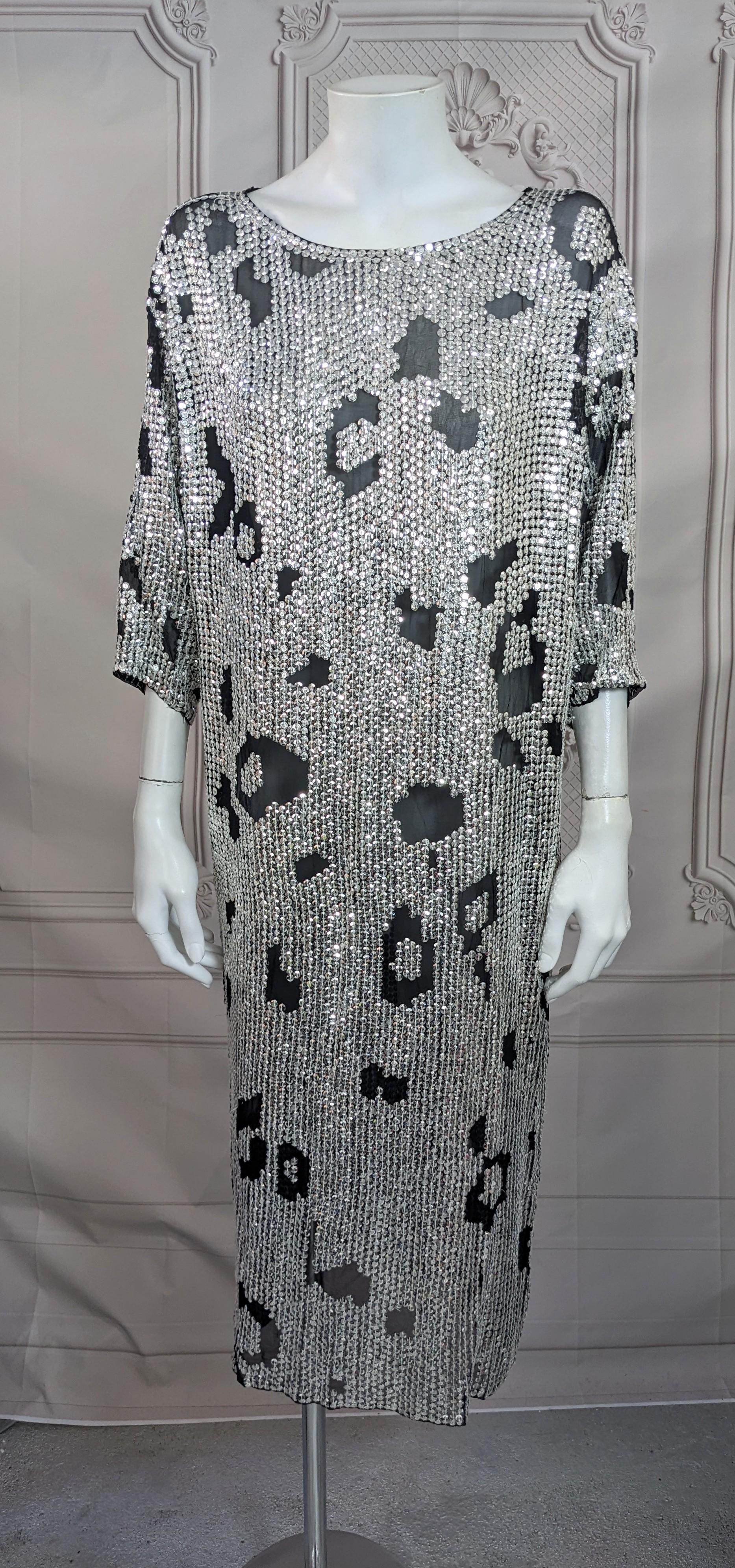 Robe à paillettes Hattie à imprimé animalier des années 1980 vendue par le célèbre détaillant Hatties of Michigan. Robe T shirt en mousseline de soie à imprimé animalier abstrait, recouverte de paillettes argentées. Les zones tachetées de noir sont