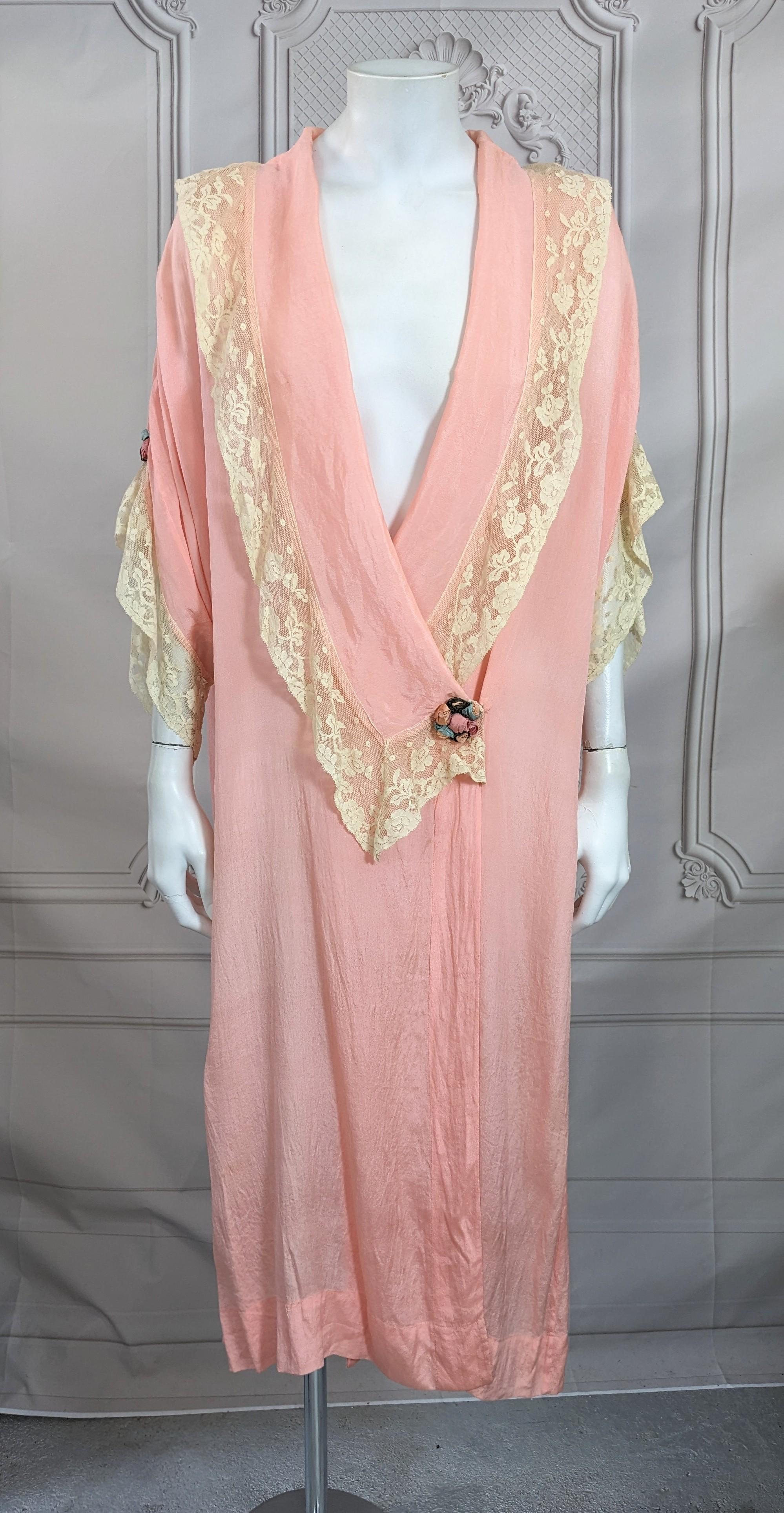 Art Deco Seidenkrepp-Spitzenrobenkleid aus den 1920er Jahren. Gewickelter Lounging-Stil mit spitzenbesetztem, stilisiertem Kragen und gerüschten Ärmeln, verziert mit handgefertigten Boudoir-Rosen aus Seide. Perfekt zum Tragen als Morgenmantel oder