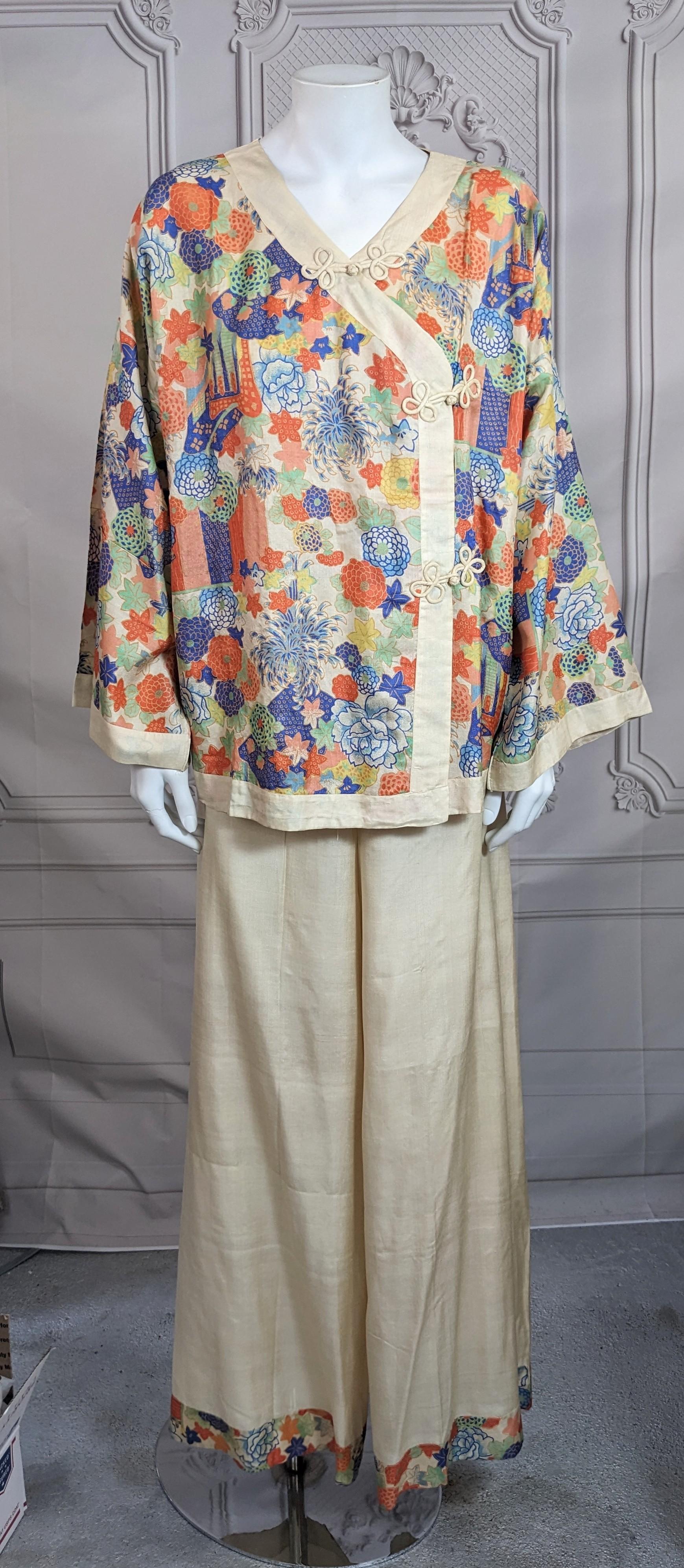 Pigiama da camera in seta Art Deco del Giappone anni '20. Top dal taglio semplice con stampa floreale e alamari in seta fatti a mano e pantalone elasticizzato dal taglio pieno. Il pantalone con rifiniture floreali ha un carré anteriore con elastico