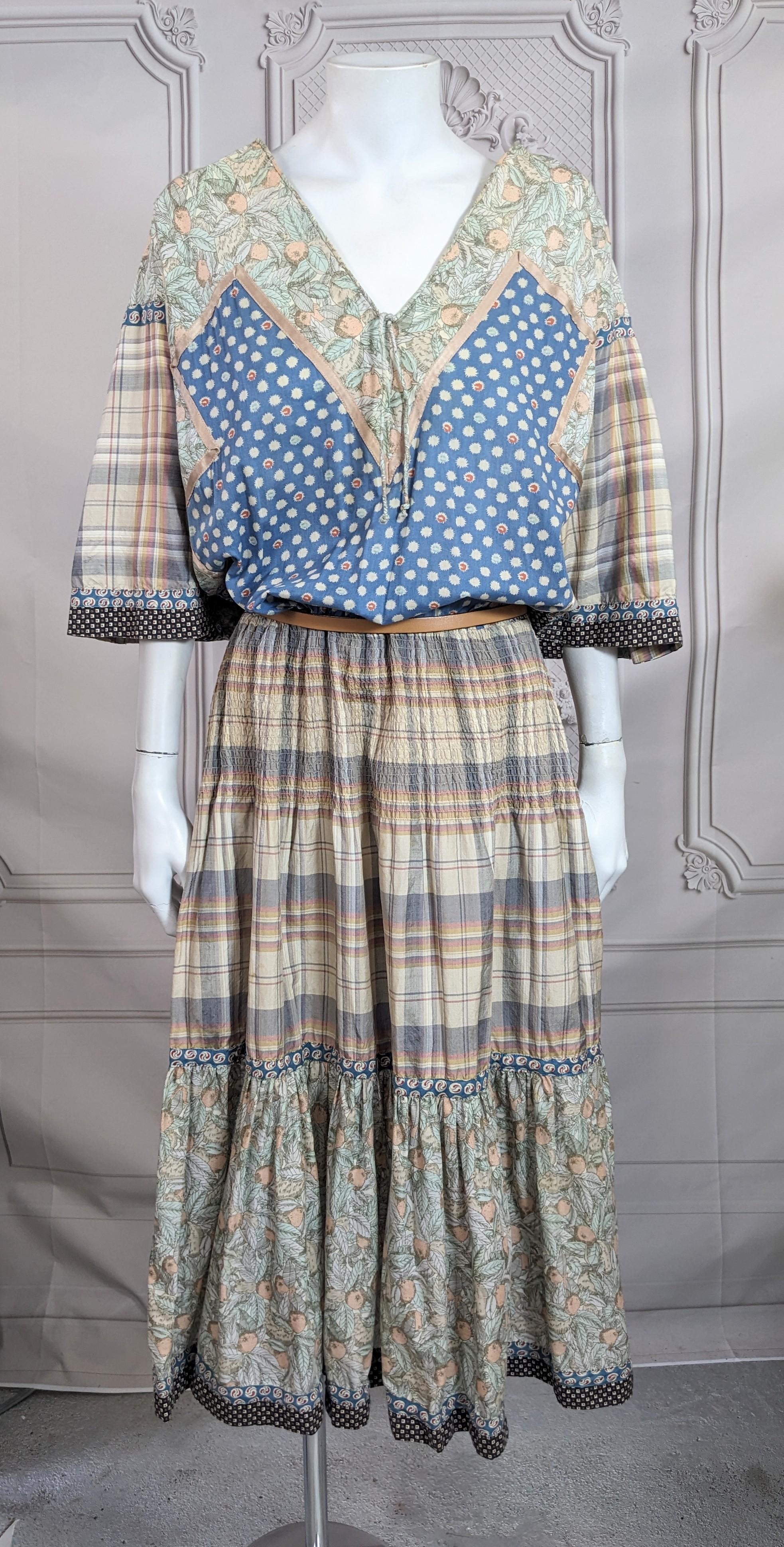 Robe Boho des années 1980 de Koos Van DEN. Design/One en appliques de plusieurs imprimés dans des tons harmonieux avec manches complètes, zone élastiquée au niveau des hanches et jupe à volants. États-Unis, années 1980. Taille Small mais convient