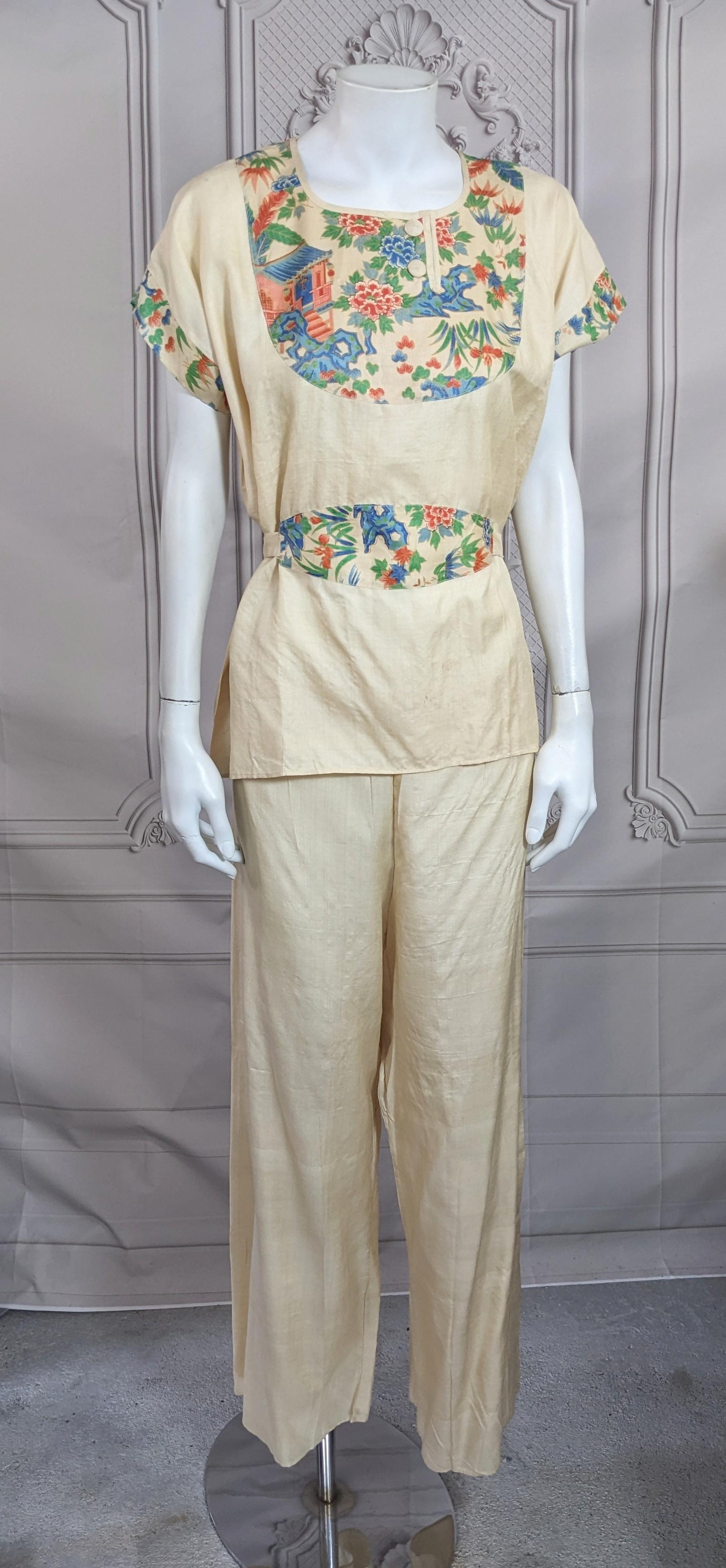 Incantevole pigiama da camera in seta Art Deco degli anni '20, Giappone. Completo a 2 pezzi con top facile da annodare e pantaloni elasticizzati a taglio pieno. Pongee di seta leggero e naturale, bordato di seta floreale giapponese stampata,