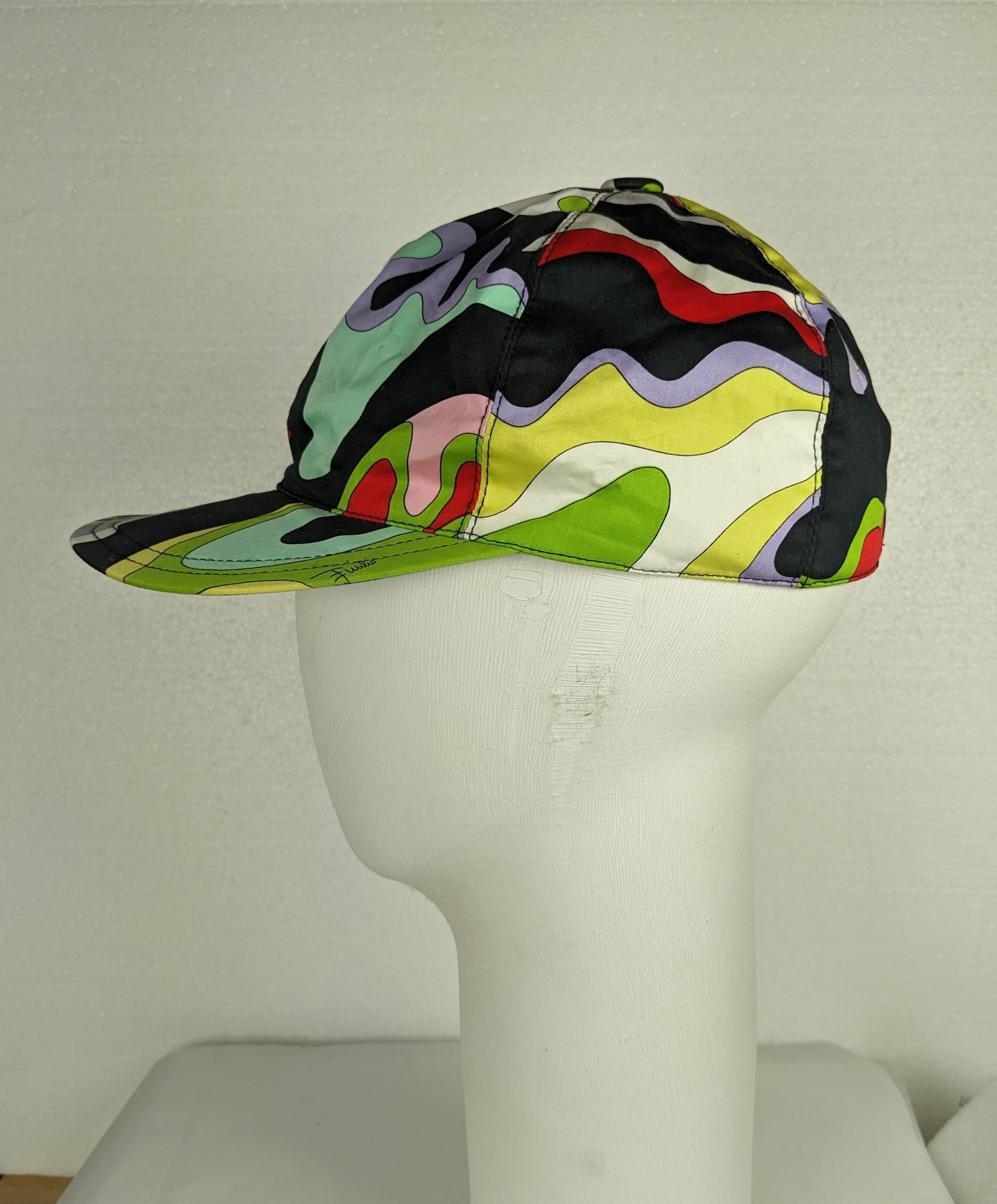 Casquette imprimée Emilio Pucci des années 2000. Imprimé coloré signature en sergé de coton extensible avec large bord, doublure olive et ouverture élastiquée. Taille 1, Pucci. Italie. 