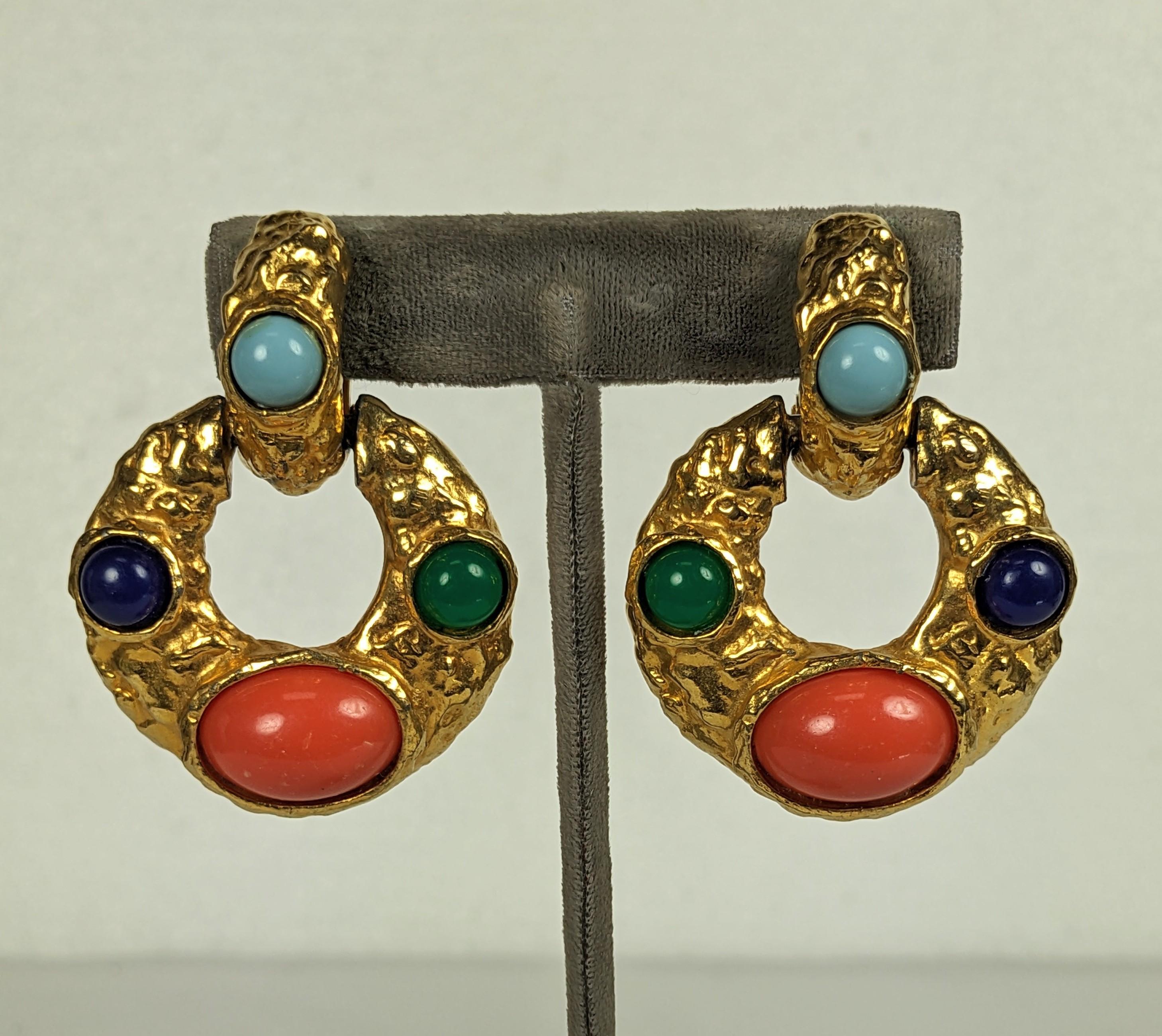 Pendientes Kenneth Jay Lane Door Knocker de los años 80. Realizada en el estilo David Webb de metal dorado martillado con cabujones de gemas de imitación. Accesorios de clip. EE.UU. 1960. 2