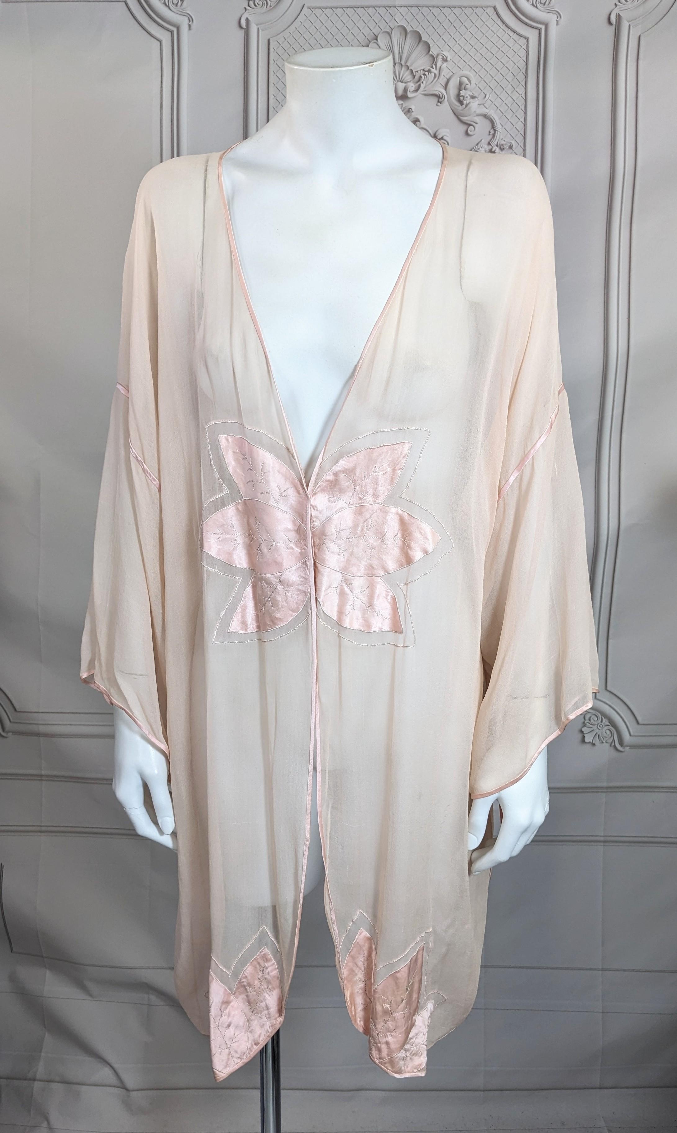 Wunderschönes Art-Deco-Dessous-Top aus Chiffon und Satin im Kimono-Stil um 1920. Blassrosa Chiffon mit Schrägband aus Satin und handapplizierten Satinblättern an Vorderteil und Saum. Schöne Qualität Französisch Handarbeit, kann als ein vielseitiges