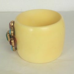 Bracelet à boucle « Crest » emblématique de Chanel